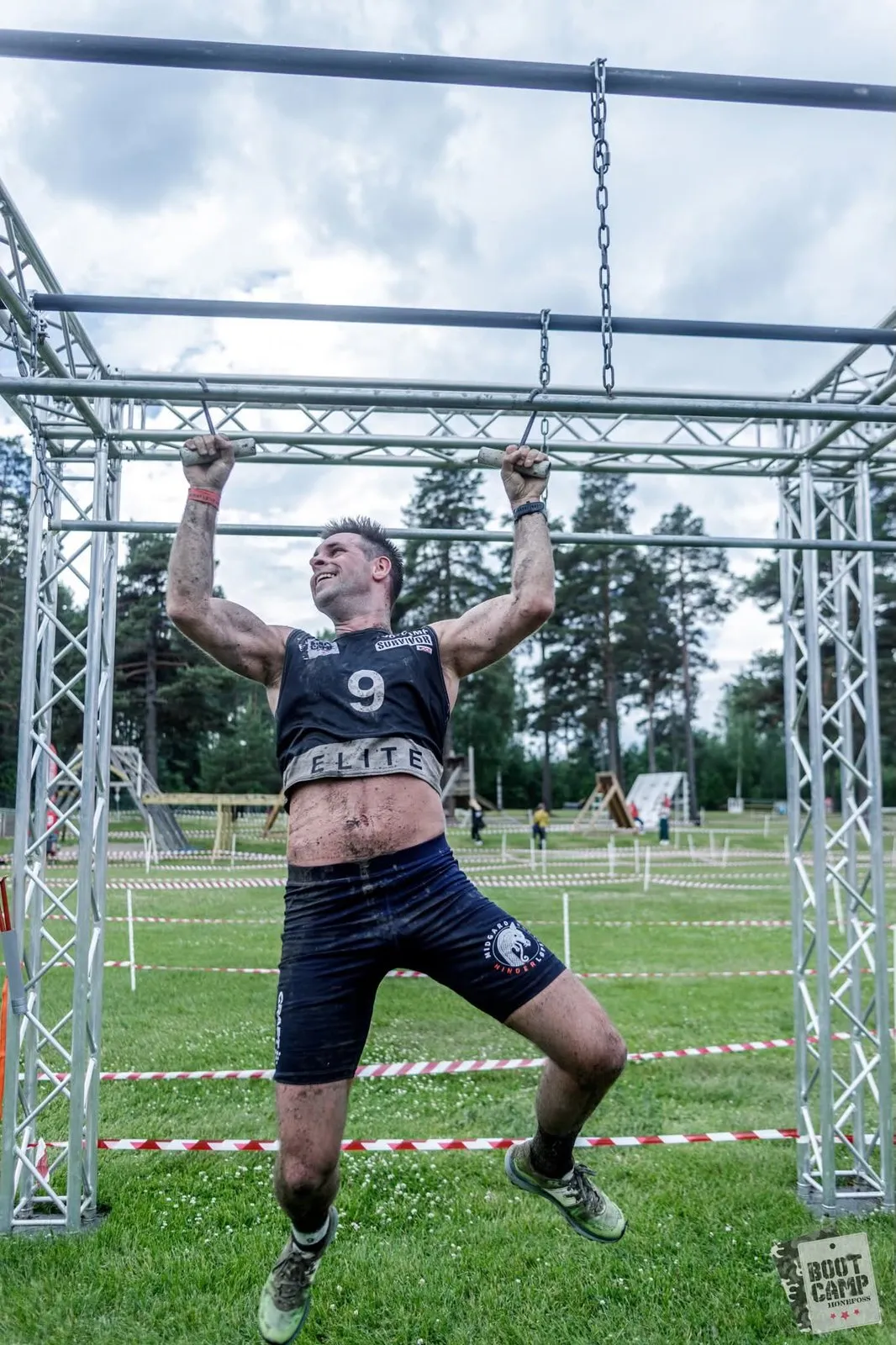 Midgard-løper henger i hinderriggen under Bootcamp Survivor på Hønefoss
